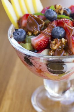 Meyve salatası ve karamel soslu kase. Yakın çekim.