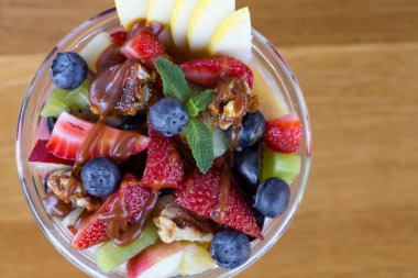 Meyve salatası ve karamel soslu kase - üst manzara