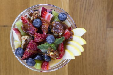 Meyve salatası ve karamel soslu kase - üst manzara