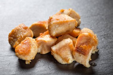 Koyu bir tahta üzerinde kızarmış tavuk göğsü parçaları - yakın çekim görüntüsü