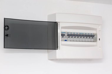 Güç hatları geçiş kontrol paneli pano içinde bulunan otomatik sigorta elektrik bağlantısı.