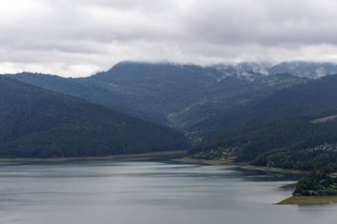 Romanya, Doğu Avrupa 'daki Bicaz Gölü' nden bulutlu manzara