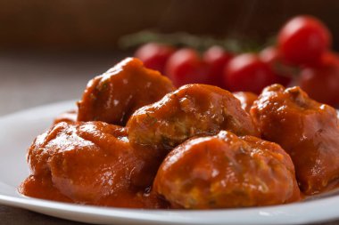 Tabakta domates soslu köfteler - yakın görüş