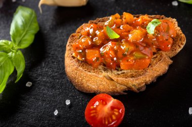 Domatesli İtalyan antipasto, sarımsak, kırmızı biber ve fesleğen. Yakın görüş.