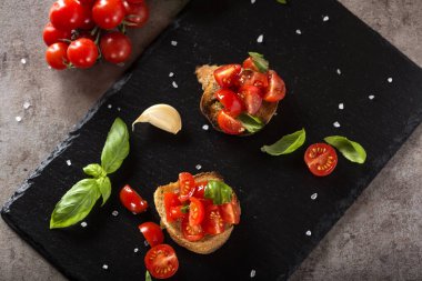 Domatesli, sarımsaklı ve fesleğenli İtalyan antipasto.