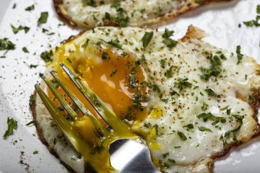 Bitkilerle taze yumurta yemek. Yakın görüş.