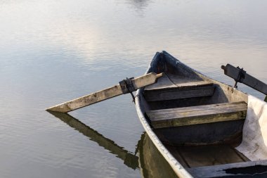 Romanya 'daki küçük bir gölde eski ahşap bir tekne Karpatya dağlarında