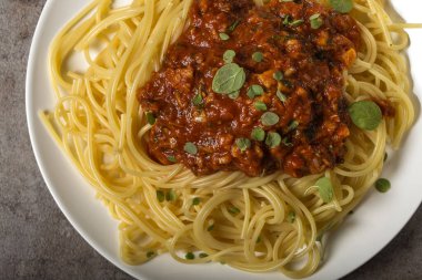 Akdeniz ton balığı soslu spagetti, kekik ve İtalyan ekstra bakire zeytinyağı.
