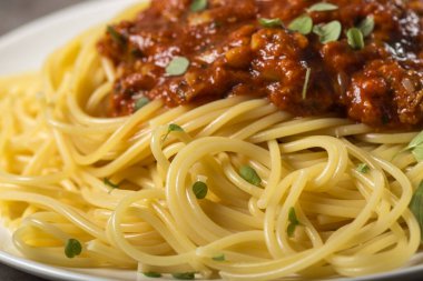 Akdeniz ton balığı soslu spagetti, kekik ve İtalyan ekstra bakire zeytinyağı. Spagettiye odaklan.