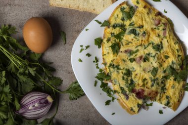 Yumurtadan, pastırmadan, peynirden ve soğandan yapılmış omlet.