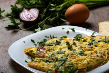 Yumurtadan, pastırmadan, peynirden ve soğandan yapılmış omlet