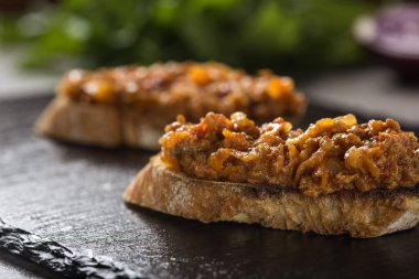 Zacusca - Romen sebzeleri balık, kızarmış patlıcan, soğan domates ezmesi ve kavrulmuş kırmızı biberle kaplandı