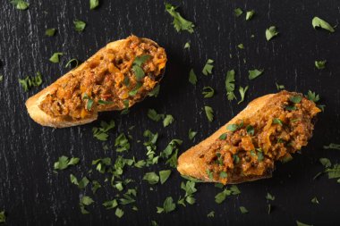 Zacusca - Romanya sebzesi, balık, kavrulmuş patlıcan, soğan domates ezmesi ve kavrulmuş kırmızı biber - üst görünüm