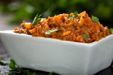 Zacusca - Romen sebzeleri balık, kızarmış patlıcan, soğan domates ezmesi ve kavrulmuş kırmızı biberle kaplandı