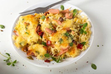 Fırında pilav, mozarella ve çatallı sosis.