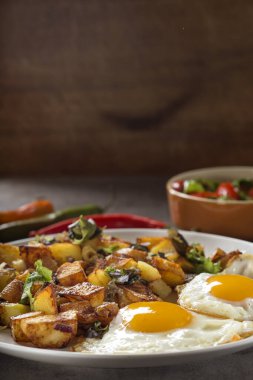 Yumurta ve patates kızartması. Küçük parça domuz eti, soğan ve sarımsak. 