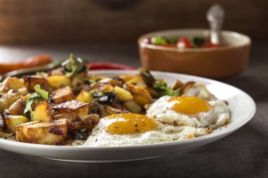 Yumurta ve patates kızartması. Küçük parça domuz eti, soğan ve sarımsak. 