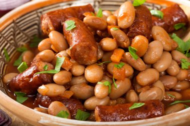 Fasulye yahnisi, domuz sosisi ve domates sosu. Yakın görüş.