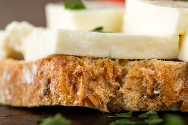 Teleemea peynirli sandviç - Romanya geleneksel yemekleri - yakın görüş