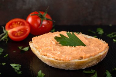 Bir dilim ekmekten yapılan aperatif. Morina ve almon yumurtası salatası.