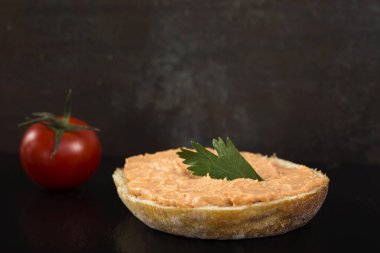 Bir dilim ekmekten yapılan aperatif. Morina ve almon yumurtası salatası.