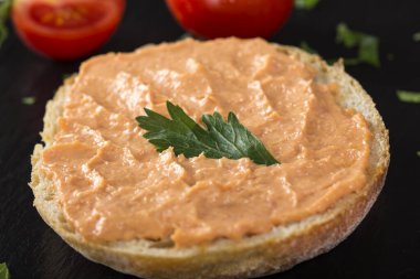 Morina ve almon yumurtası salatalı bir dilim ekmekten yapılan aperatif. Yakın görüş.