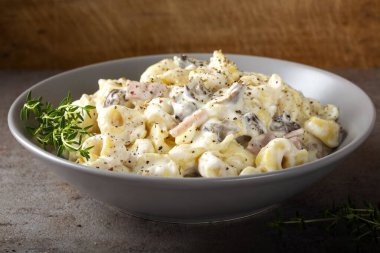 Mantarlı Ravioli ve krema ve peynir soslu jambon, İtalyan yemeği.