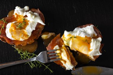 Dar tabaka üzerinde ev yapımı Benedict yumurtaları yemek - üst tabaka görünümü