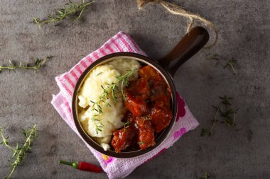 Kırsal bir kasede etli gulaş eti - üst görünüm