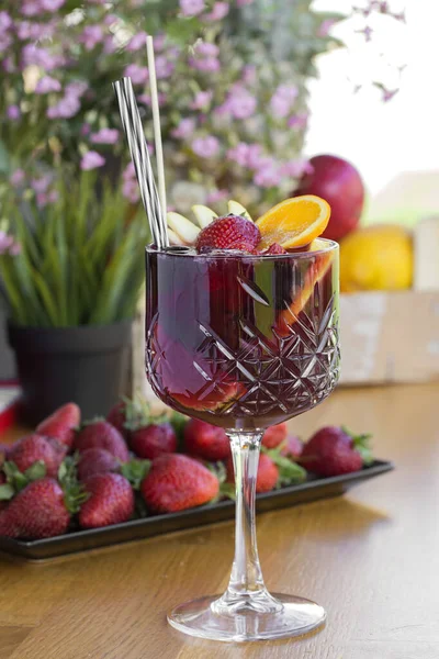 Barda votka, çilek ve limonlu kokteyl.