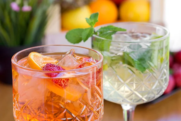 Bardakta votka, çilek, nane ve limonlu iki kokteyl - yakın görüş