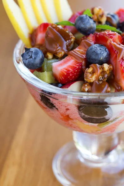 Meyve salatası ve karamel soslu kase. Yakın çekim.