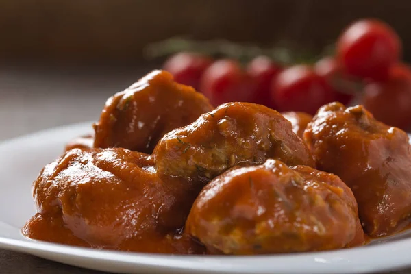 Tabakta domates soslu köfteler - yakın görüş