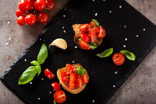 Domatesli, sarımsaklı ve fesleğenli İtalyan antipasto.