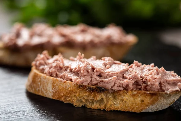 Karanlık bir sayfada karaciğer sosisli sandviç detaylı yakın çekim (seçici odak))