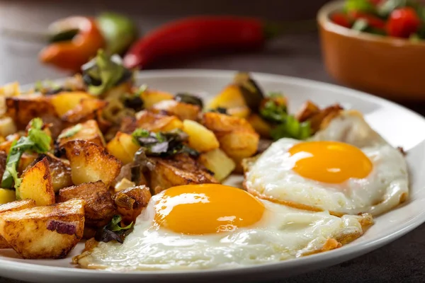 Yumurta ve patates kızartması. Küçük parça domuz eti, soğan ve sarımsak.