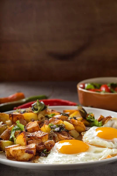 Yumurta ve patates kızartması. Küçük parça domuz eti, soğan ve sarımsak. 