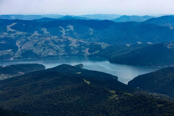 Romanya 'daki Ceahlau Karpatlar' dan yaz mevsiminde Izvorul Muntelui Gölü 'ne manzara