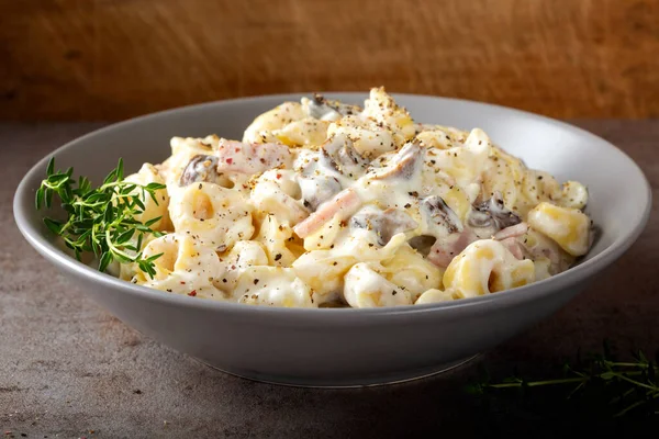 Mantarlı Ravioli ve krema ve peynir soslu jambon, İtalyan yemeği.