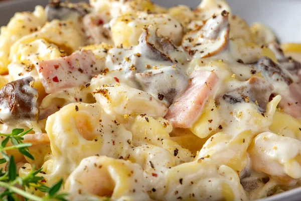 Mantarlı Ravioli ve krema ve peynir soslu jambon. Yakın görüş.