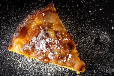 Pudra şekerli bir dilim elmalı pasta.