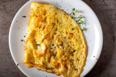 Yumurta ya da omlet tabağında otlar olan yumurta ve peynirden yapılır.