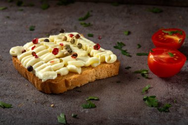 Peynir kremalı, biberli, kirazlı domatesli ve otlu sandviç. 