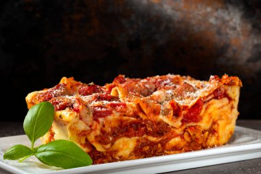 Bolonez / ragu soslu İtalyan makarnası ve beyaz tabakta beşamel.