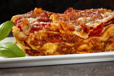 Bolonez / ragu soslu İtalyan makarnası ve beyaz tabakta beşamel - yakın görüş