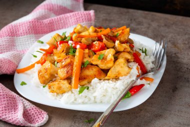 Kızarmış tavuklu pilav ve diğer sebzeler.