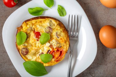 Kahvaltı yemeği - Domuz sosisli omlet, peynir, soğan ve vişneli domates - üst görünüm