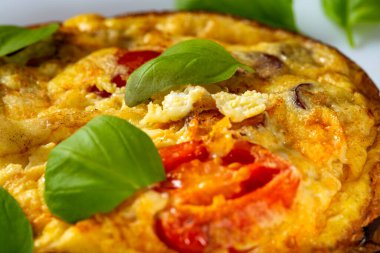 Kahvaltı yemeği - Domuz sosisli omlet, peynir, soğan ve vişneli domates - yakın görüş