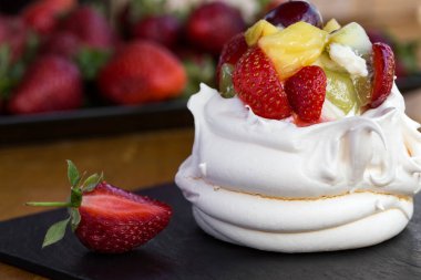 Restoran tatlısı- Anna Pavlova kremalı ve taze çilekli krema - yakın çekim