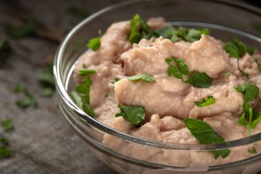 Mantardan yapılan sebze ezmesi ve kasedeki diğer sebzeler - yakın görüş